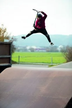 Schildkröt® Stunt Scooter Untwist Fire -Freizeitspiele Verkaufsgeschäft G2067 B00 ecommerce