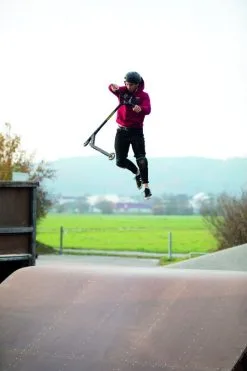 Schildkröt® Stunt Scooter Untwist Fire -Freizeitspiele Verkaufsgeschäft G2067 B04 ecommerce